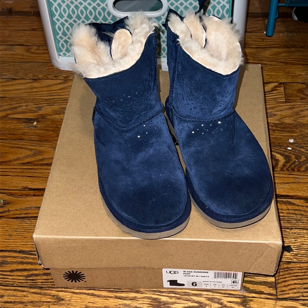 Women’s Sz6 Navy Dar Sunshine Perf Classic Ugg Boots with Bow
